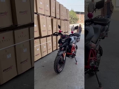 Geschwindigkeitsmesser und Abstandsmesser Dual Sport Motorrad mit Wasserkühlmotor